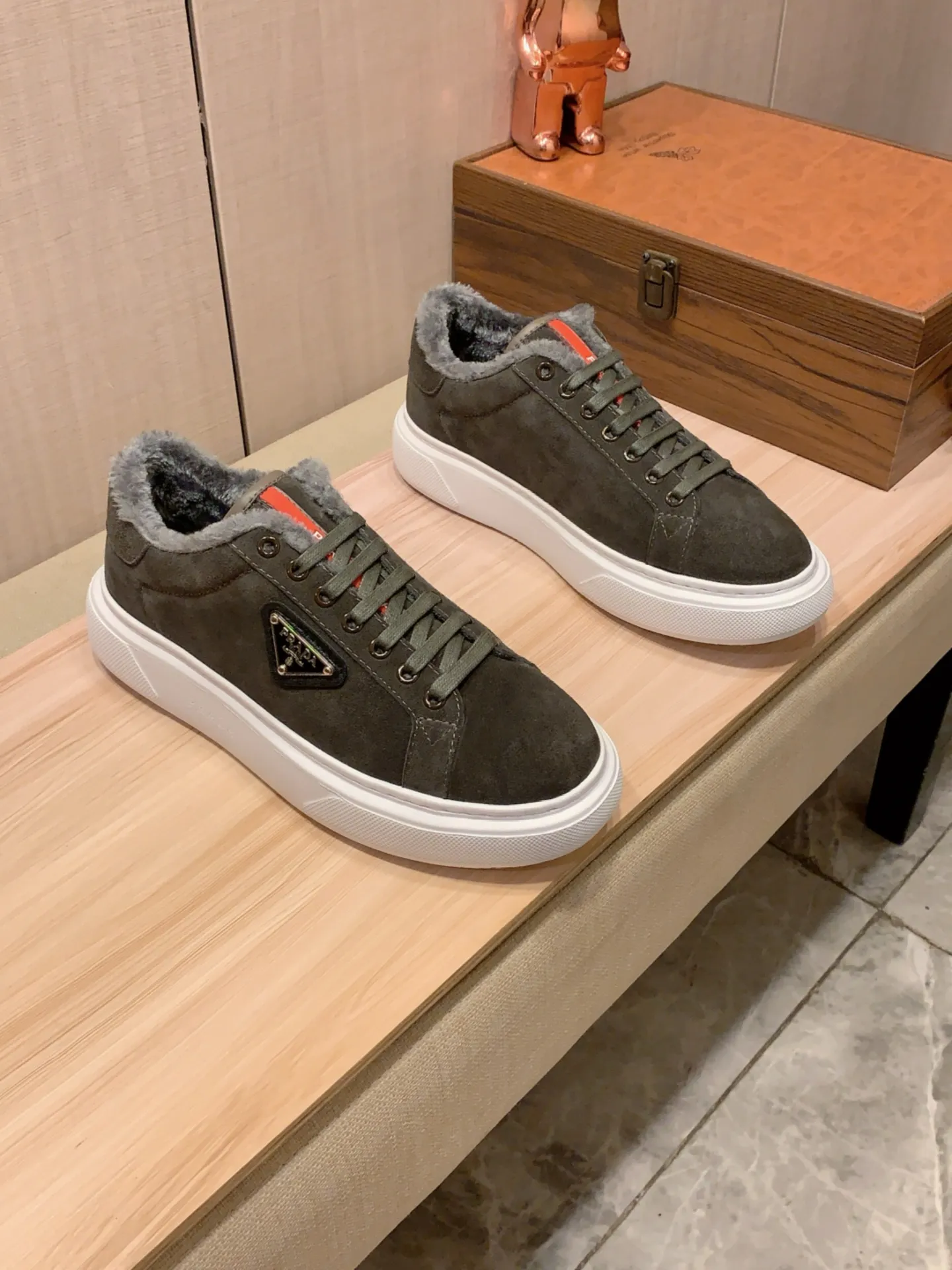 Warm new model: Factory price: 460💰💰🎩🎩[Lightning][Lightning] "Prada Men's Shoes💰pRADA*" The latest and most popular casual shoes, top brand [seduce] luxury~purchase, top~quality. [Strong] The upper is made of imported breathable anti-wear material ➕ Breathable simulated fur feet (•) with fine workmanship. The original stylish and stylish soft rubber wear-resistant and non-slip outsole is light and comfortable on the feet. The real thing looks better when photographed in person. 0186: code: 38-44, 4️⃣ colors selected